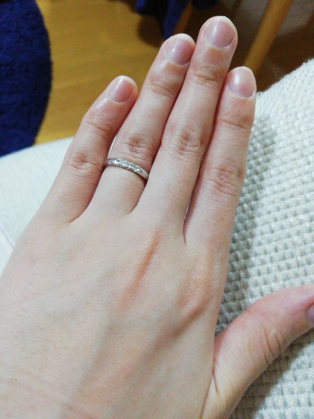 小さなダイヤが３つ埋まってます