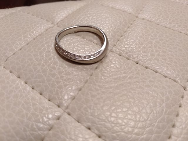 シンプルなデザインながら、ダイヤがさり気なく入っています。