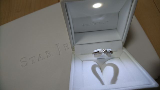 婚約指輪とハートに見えるringboxです。