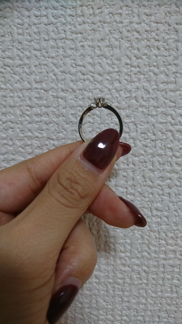 横から見たときのシルエットが華奢で素敵なデザインです。