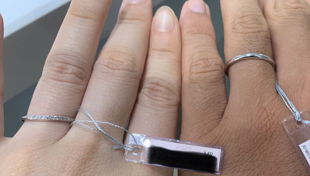 細身の指輪にたくさんのダイヤモンドが敷き詰められています。