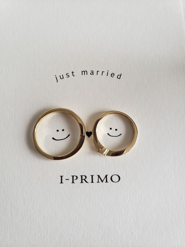 イエローゴールドのクロスデザインです。