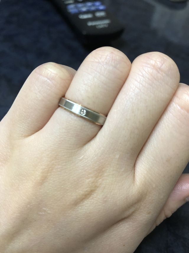 ゴールドとプラチナのツートンで1粒ダイヤがついてます