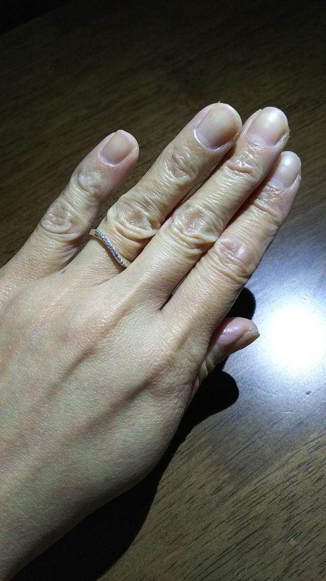 少し斜めにカーブが入っており石も付いています