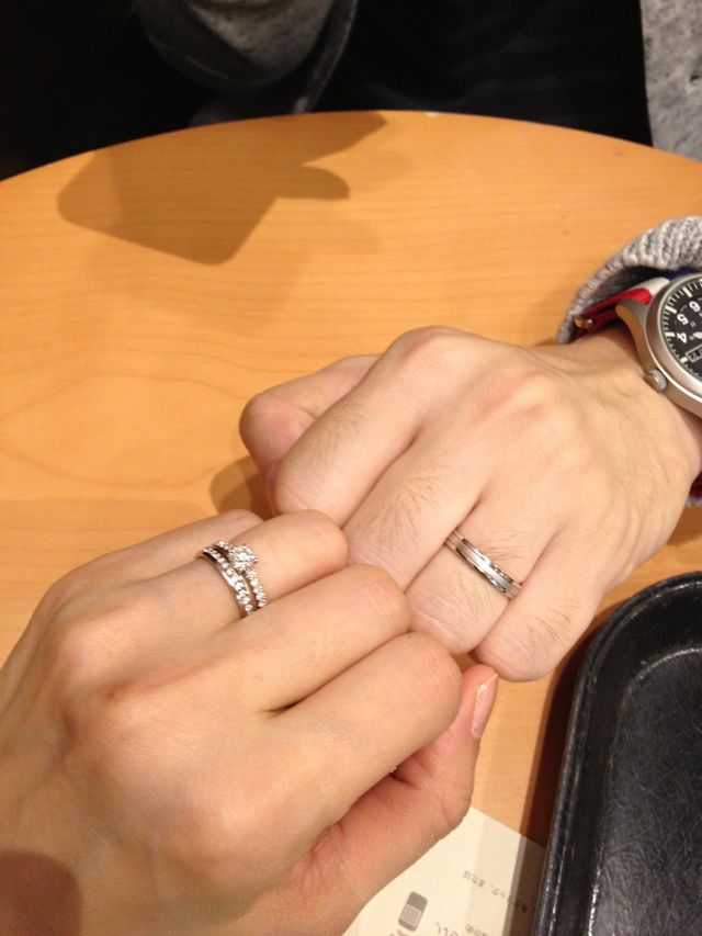 出来上がった指輪を受け取った後、カフェですぐに着けました