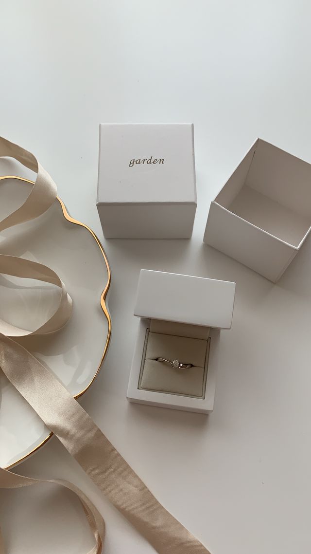 見えにくいでいすがダイヤが2つでピンクのダイヤもついています