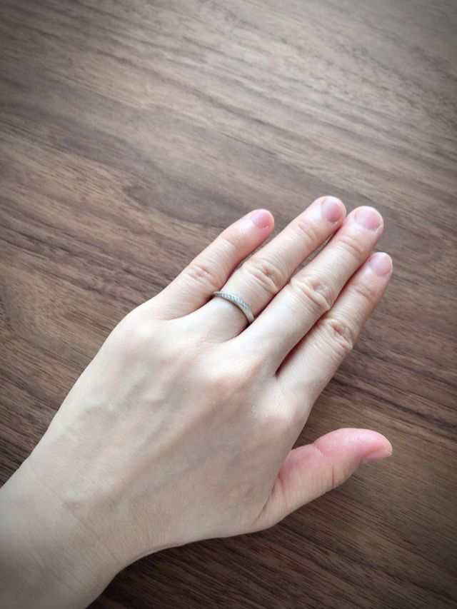 4℃bridalの少し波打ったデザインの指輪です。