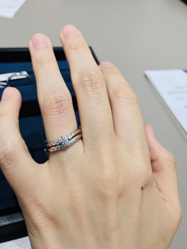 上が婚約指輪、下が結婚指輪