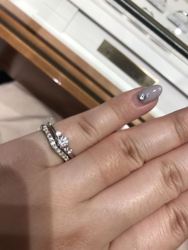 指輪が抜けなくなると怖いので
小指で試着しました。