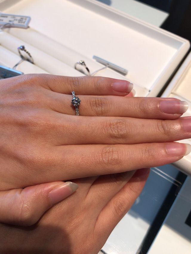 少し大きめなダイアで婚約指輪を着用しました。