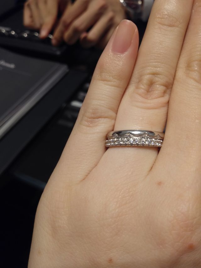 婚約指輪にハーフエタニティを購入しました。