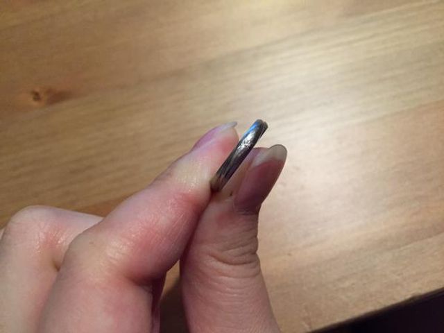 真ん中に小さなダイヤが一つ埋め込まれています。