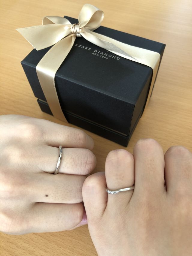 「ハドソン」という名前の、ゆるやかなV字のリングです。