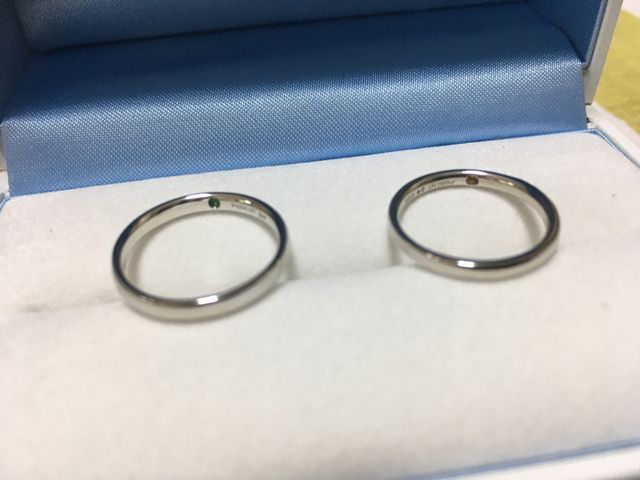 日付や名前は入れず、お互いの誕生石を埋め込んでもらいました。