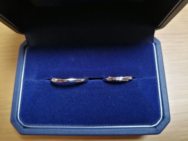 左はシンプル、右は小さいながらダイヤモンド入りを購入。