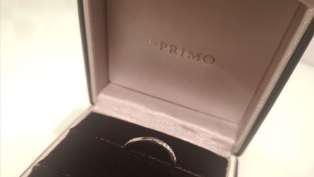 少しねじれているデザインで、キラキラも控えめに入っています