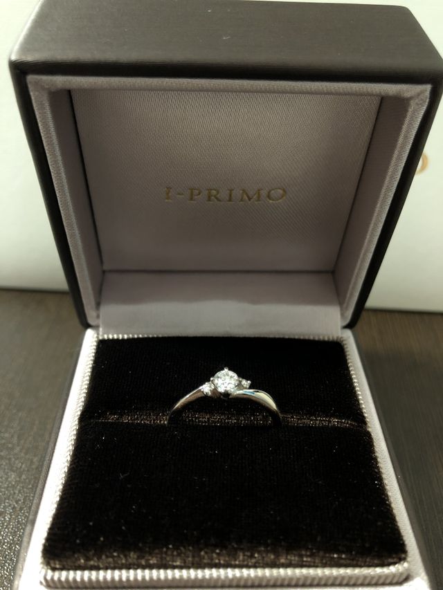 リングが細く作ってあり、小ぶりなダイヤでも存在感がある。