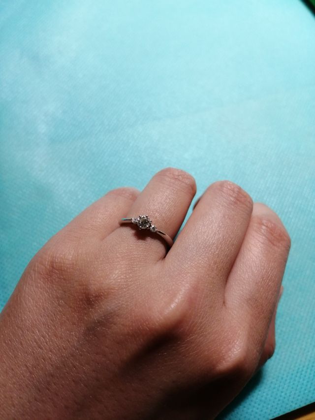 ダイヤモンドが3粒入った華やかなデザインです！