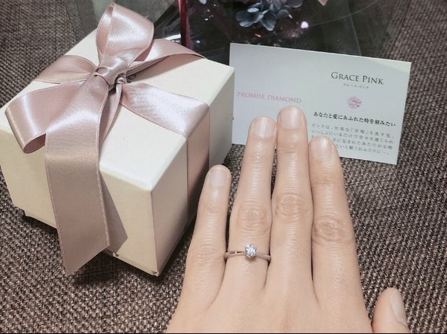 ダイヤモンドが映えるデザイン。輝き具合はぜひ店頭でご確認を。