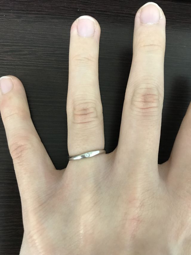 指輪が曲線を描いたデザインのため、短い指でもフィットします。