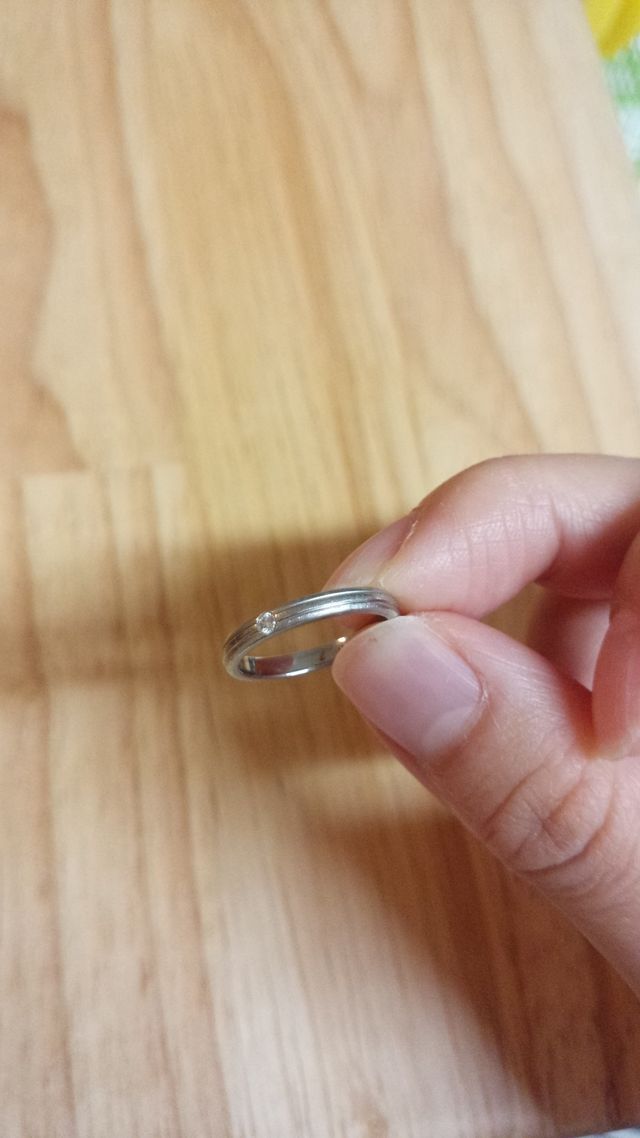 シンプルなデザインで、ダイヤが一石。夫は石なしです。