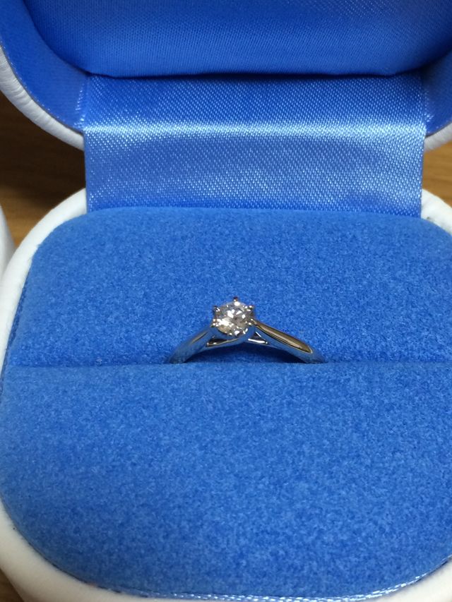 二人が手を繋いでいるイメージのデザインで気に入っています☆