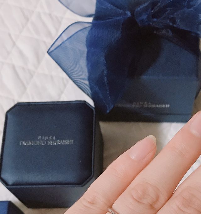 ボックスもショップ袋もネイビーで統一されており可愛いです♡