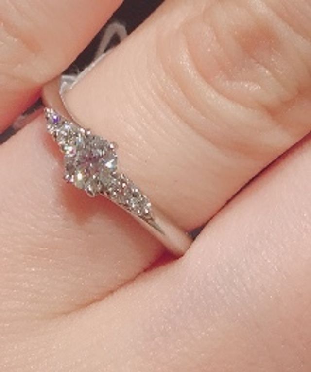 ダイヤモンドシライシの婚約指輪ですとてもお上品なデザイン