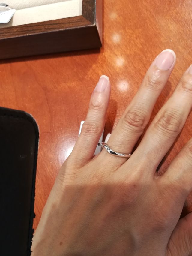 3粒ぐらいのダイヤが入ってるデザイン