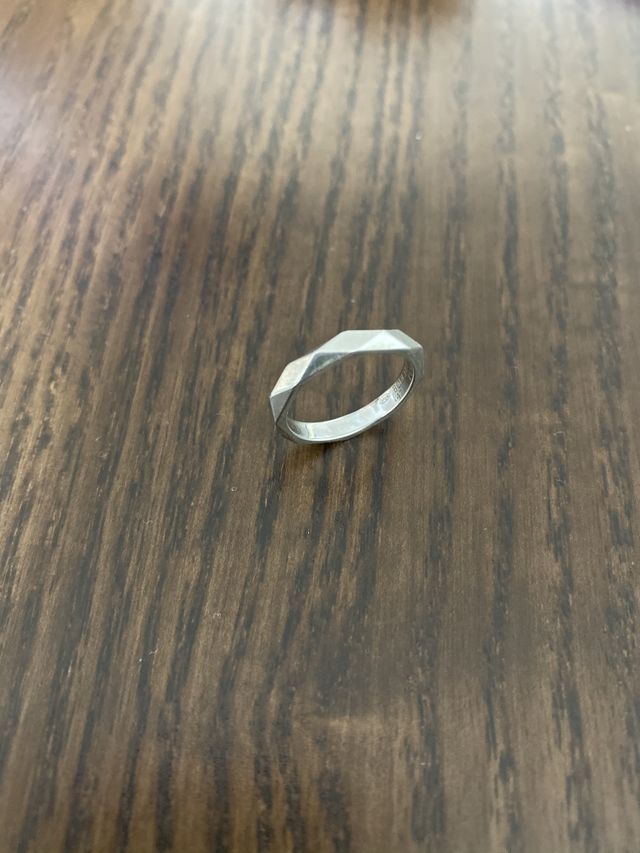 ファセットの幅が太い方です。プラチナです。