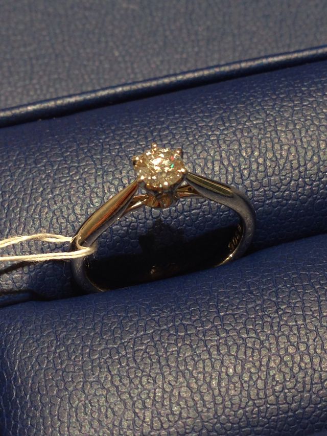 試着リングに本物のダイヤを乗せ輝きを確認することができます。