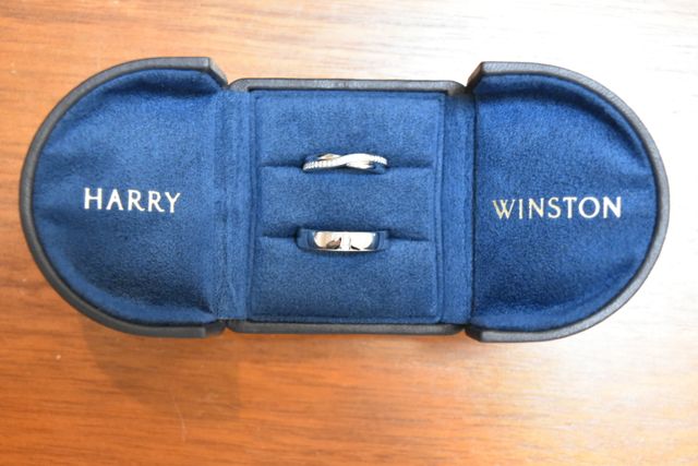 男性用と女性用がセットになったマリッジリングです。