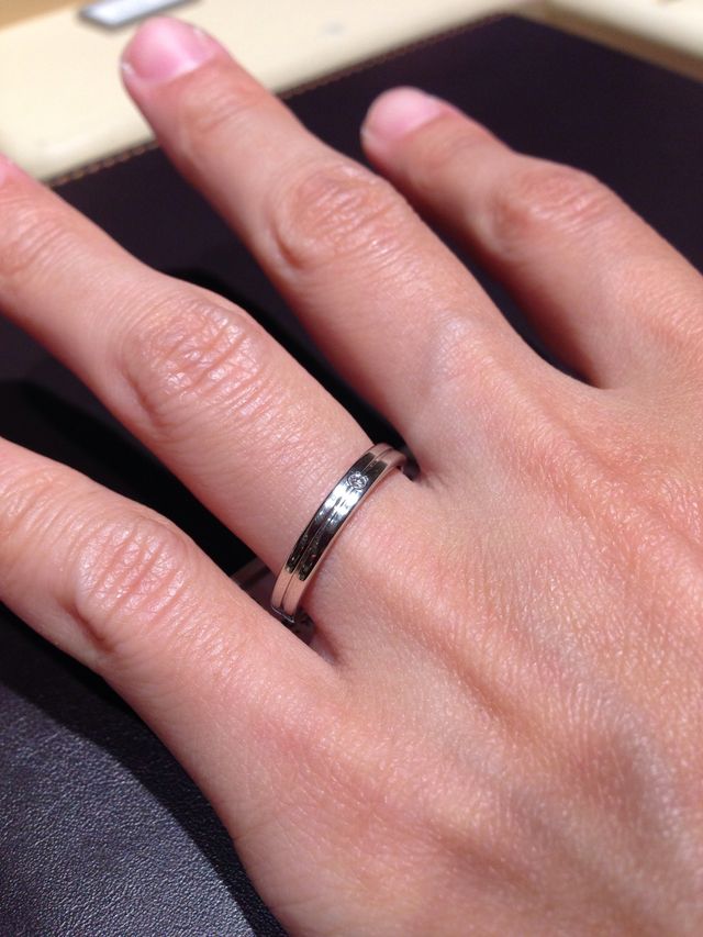 真ん中に一本ラインと小さなダイヤモンドが埋め込まれています