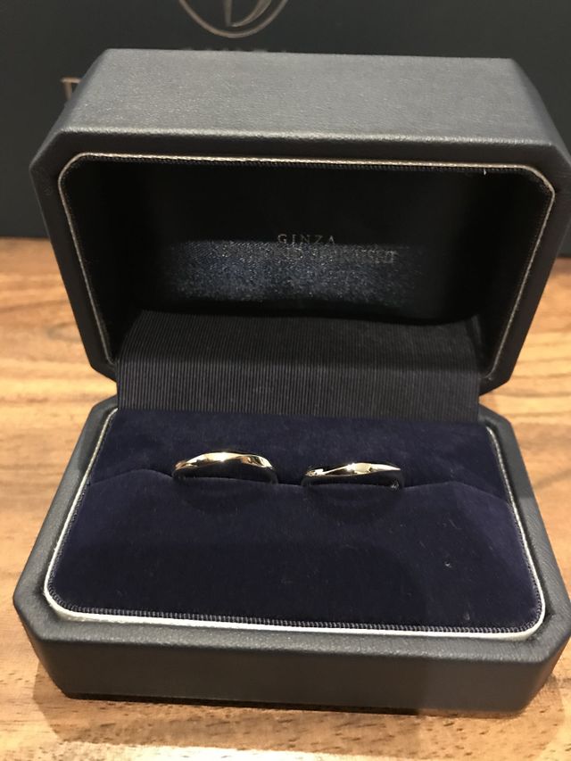 2人の結婚指輪です。
デザインは全く同じです。