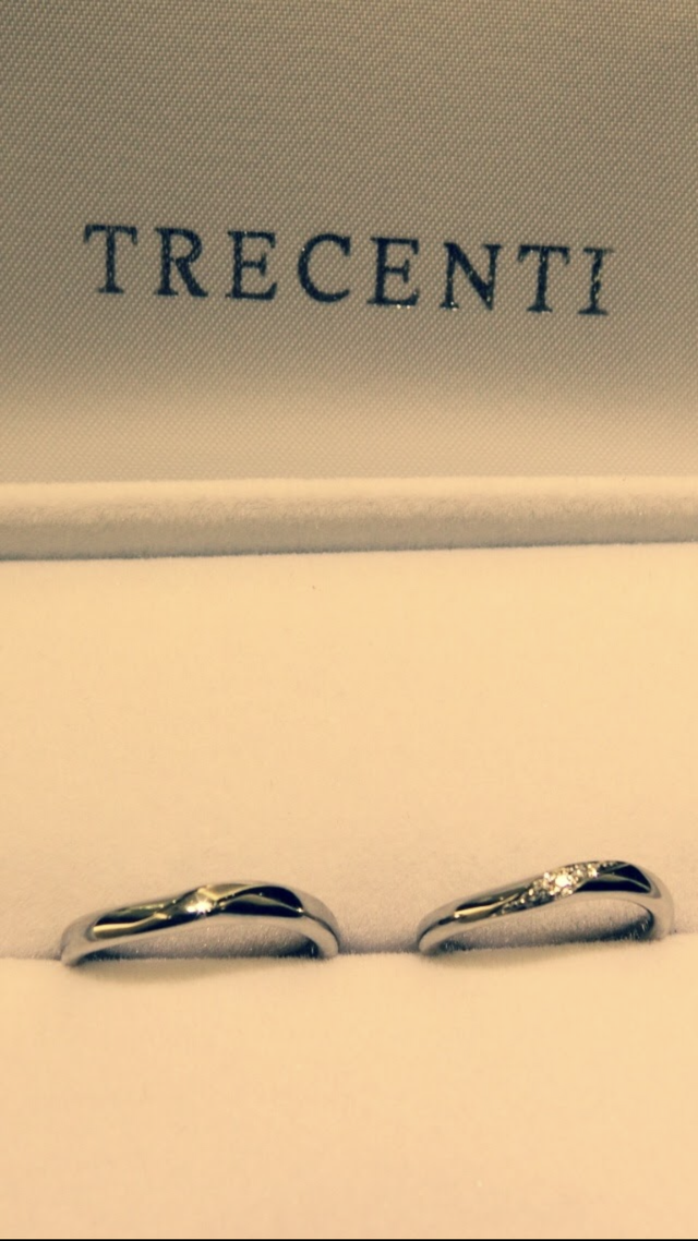 結婚指輪もシンプルなデザインですがキラキラしてお気に入りです