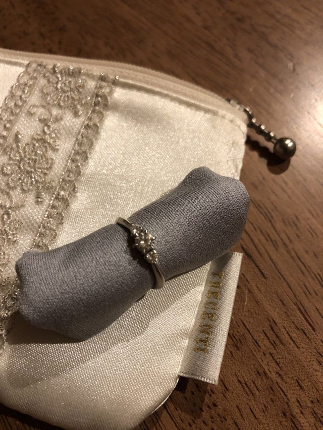 とても可愛い婚約指輪で結婚指輪と重ね付けもスッキリです。