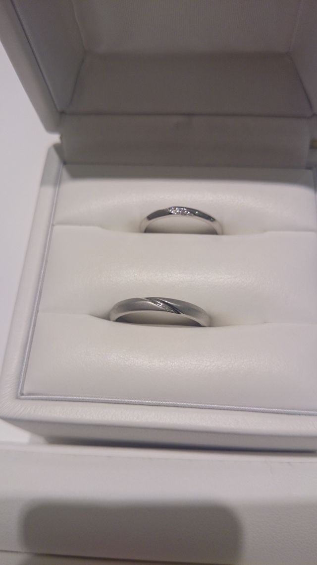 上がレディース、下がメンズの指輪になります。