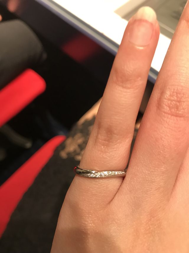 とても綺麗なダイヤの輝きがありデザインもすごくすてきでした。