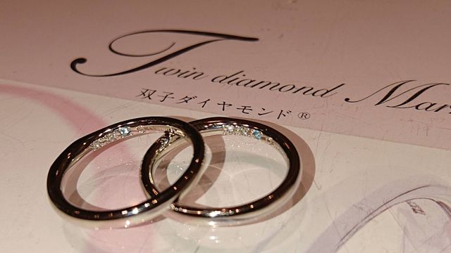 内側に双子ダイヤモンドとお互いの誕生石を入れました。