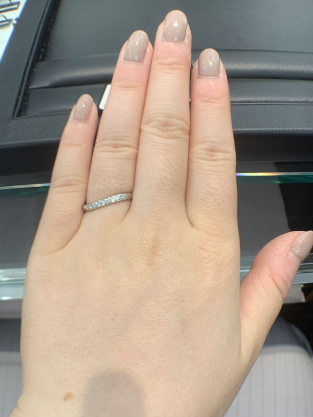 ふっくら指なので、カーブがあることで細く見えます