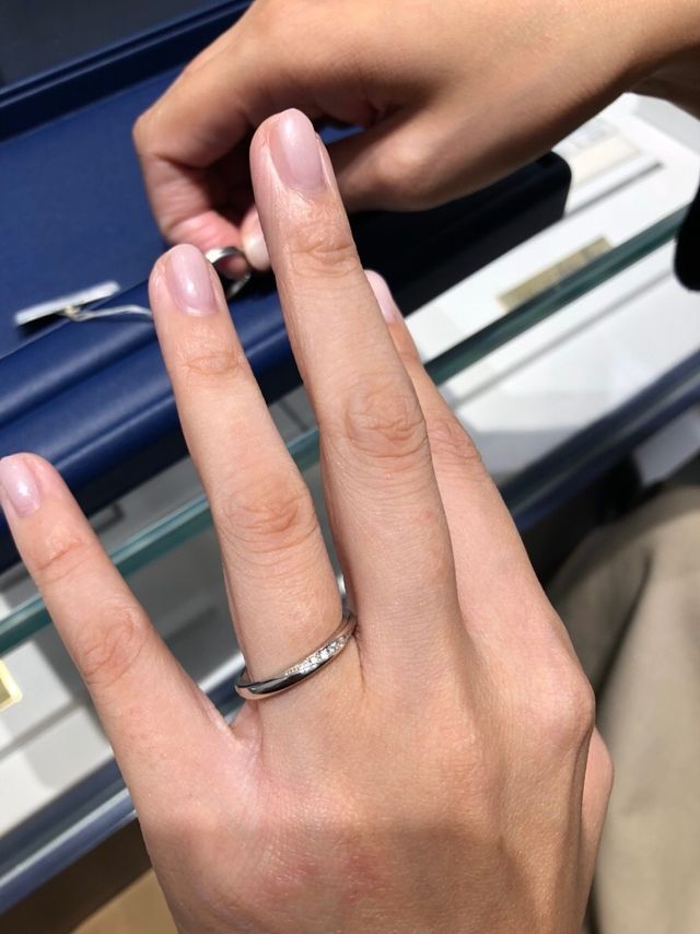 斜めにダイヤが埋め込まれているデザイン。