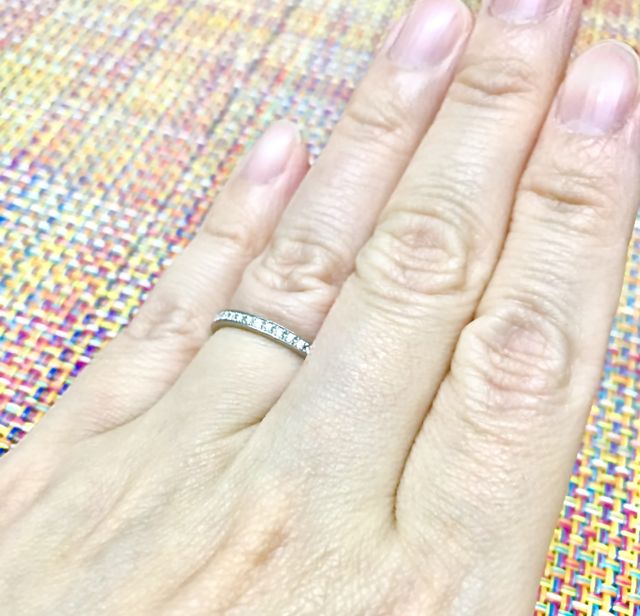 ハーフエターナル、内側には２人の誕生石と結婚記念日の石入り。