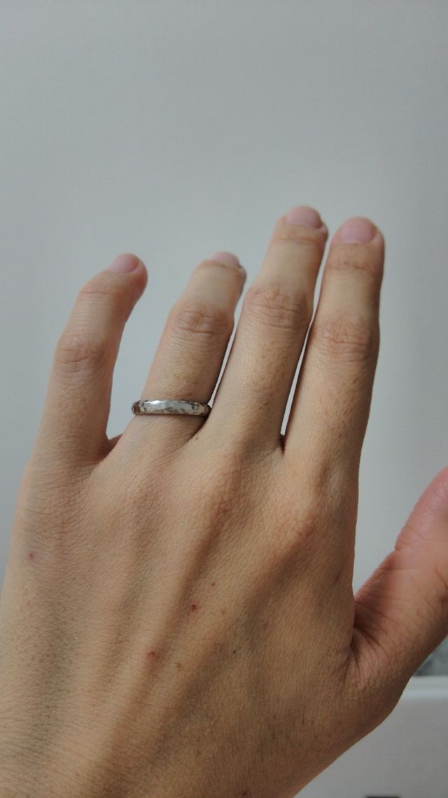 シンプルですが石打されたデザインで光加減で輝いてます    