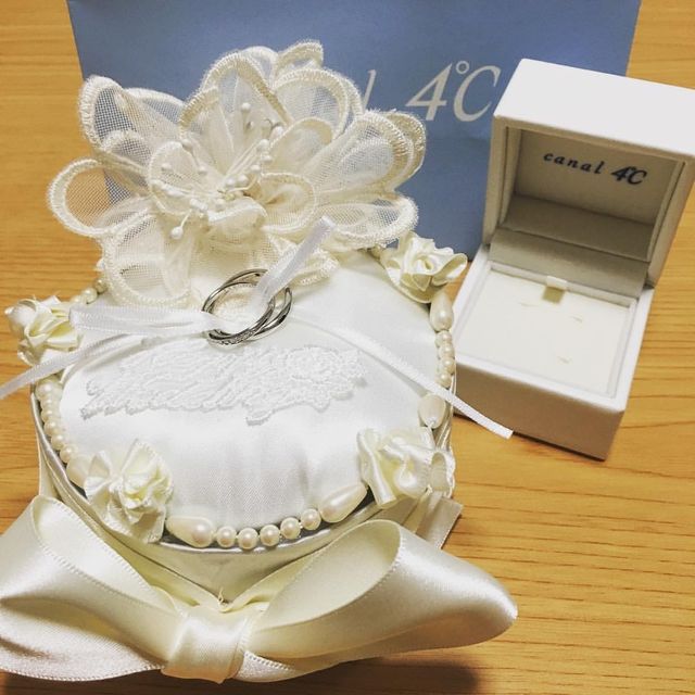 結婚式の為に母親が作ったリングピローと一緒に撮影