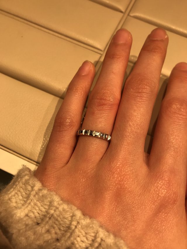 ダイヤがないのに、カッティングの技術で本当にキラキラ。