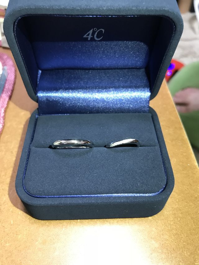 わたしの指輪はウェーブ、主人はストレートにしました。