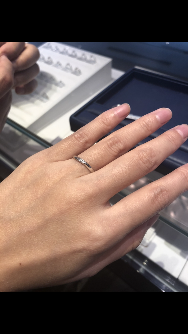 ダイヤが三石入っていてエレガントなデザインが気に入りました。