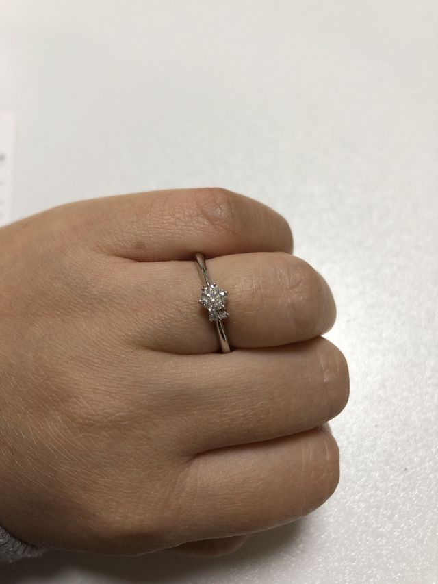 あまり大きいダイヤではないので普段使いしやすいです。