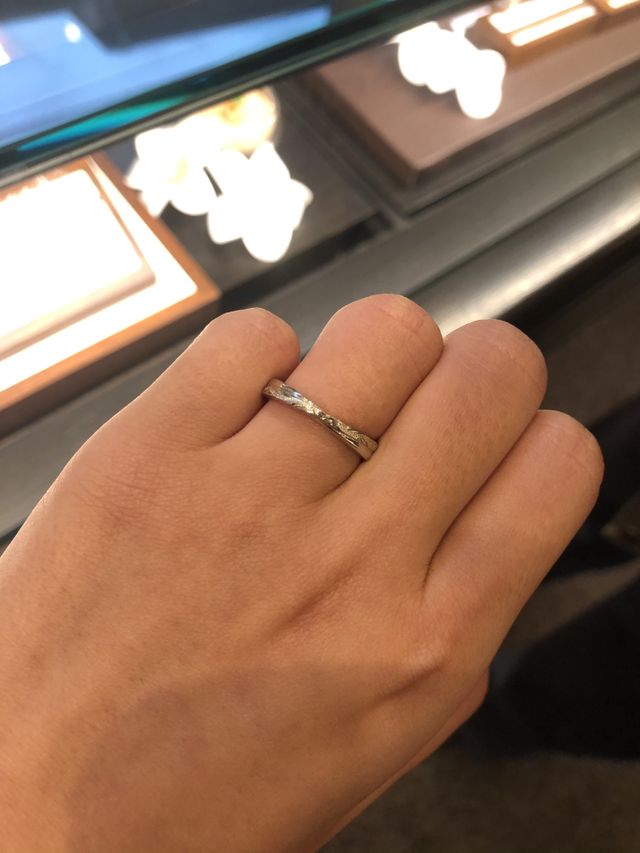 シンプルながらも彫りの入っているデザインが素敵でした。