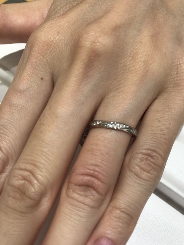 ダイヤの間にプラチナが挟んである。